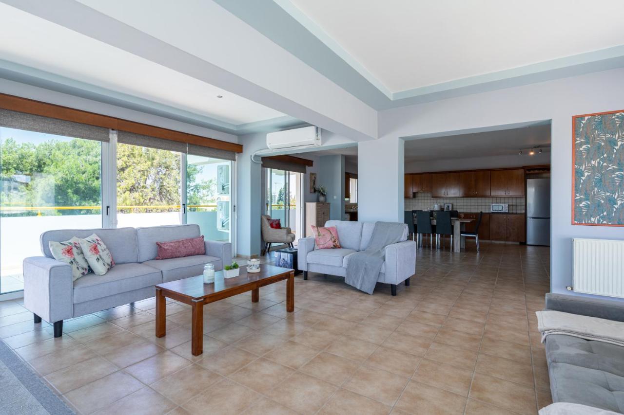 Melograno 3-br W/ Terrace In דירה לרנקה